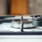 فني يقوم بإصلاح طباخة منزلية في الخيران بالكويت